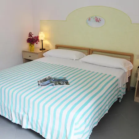Cecilia Hotel 2*